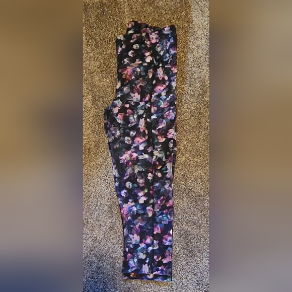 Lululemon size 8 capri - Picture 2 of 4